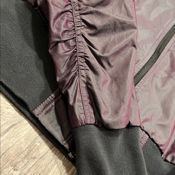 Puma Iridescent Bomber
Jacket In Plum Jacket with Black Trim Size Small - Picture 4 of 11